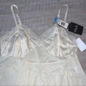 VINTAGE WHITE LACEY LINGERIE SLIP FROM VANITY FAIR